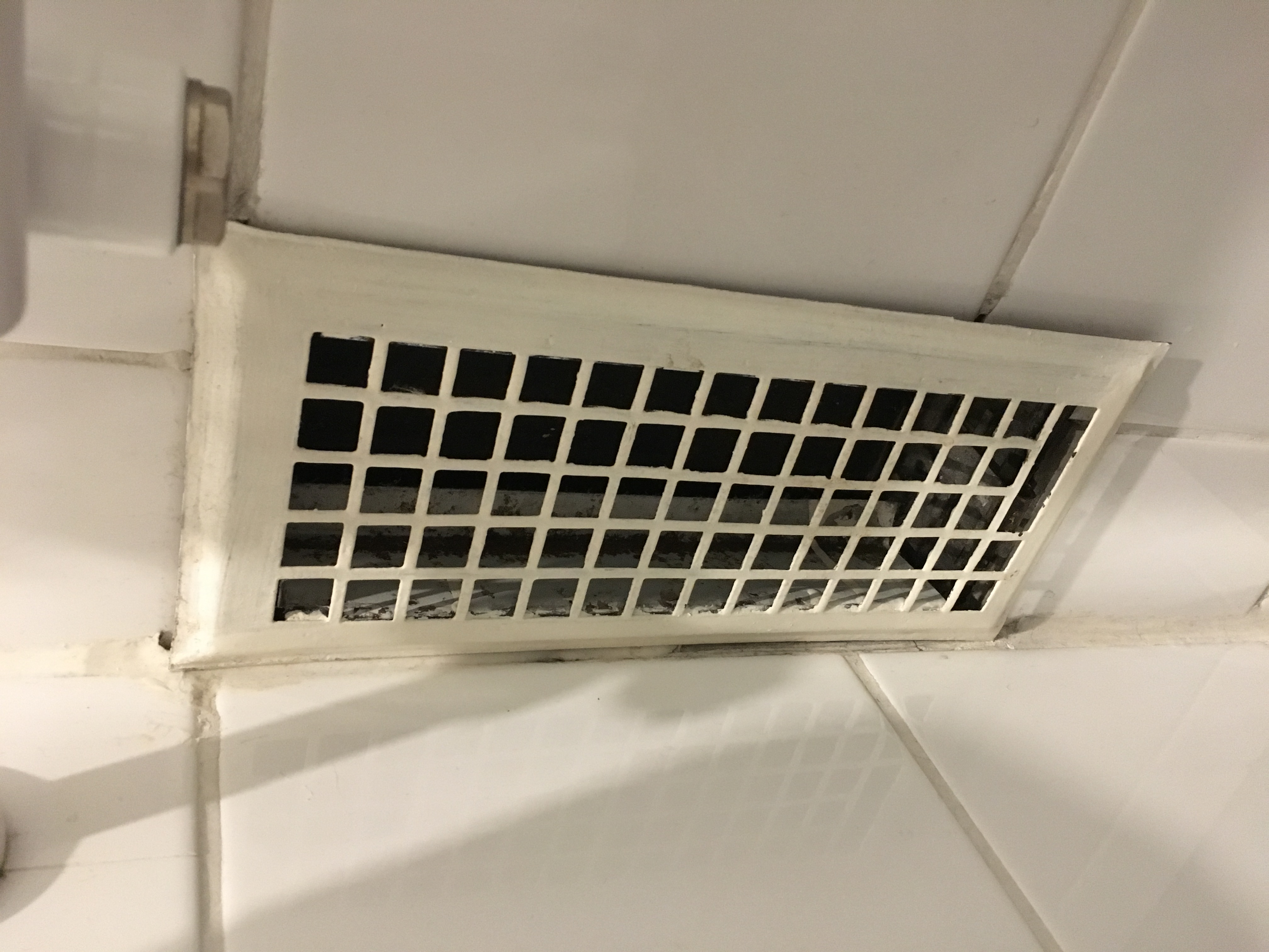 Lüftungsschacht Bad abkleben aufgrund Rauchgeruch? (Haushalt