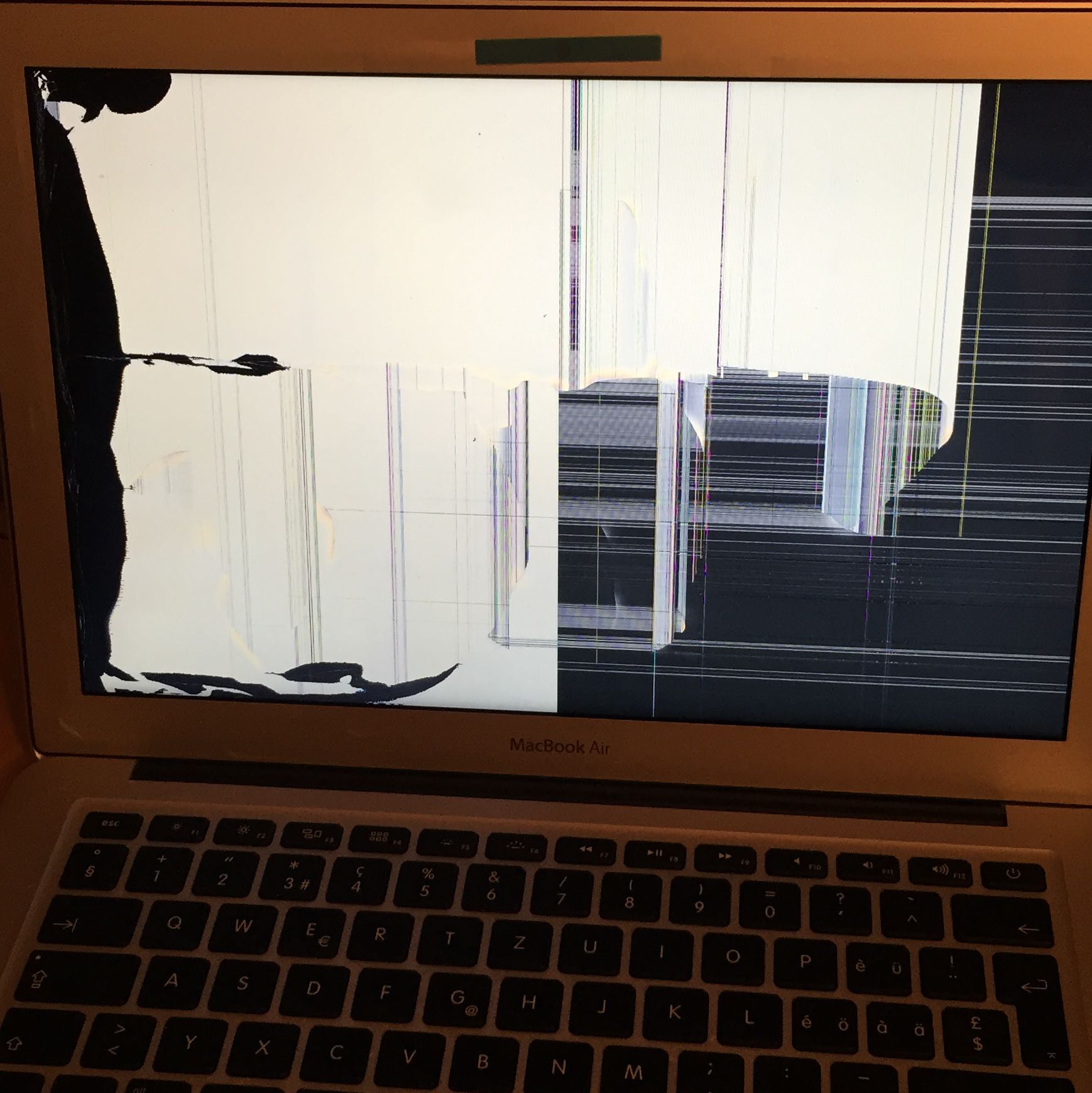 Macbook Air Display kaputt Auto ist drüber gefahren! Was kann ich