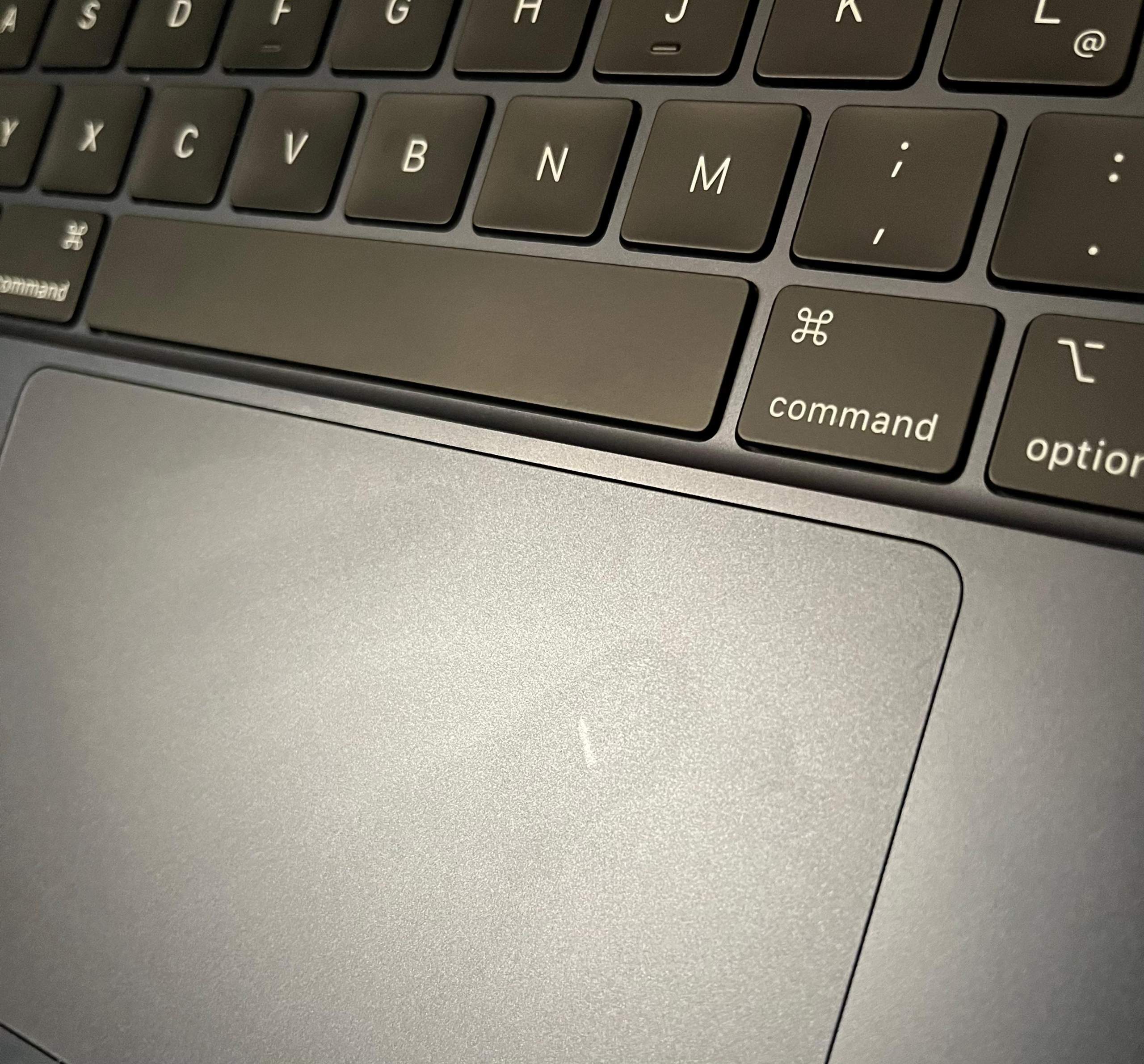 MacBook Air Trackpad Fleck oder Kratzer entfernen? (Apple, Flecken
