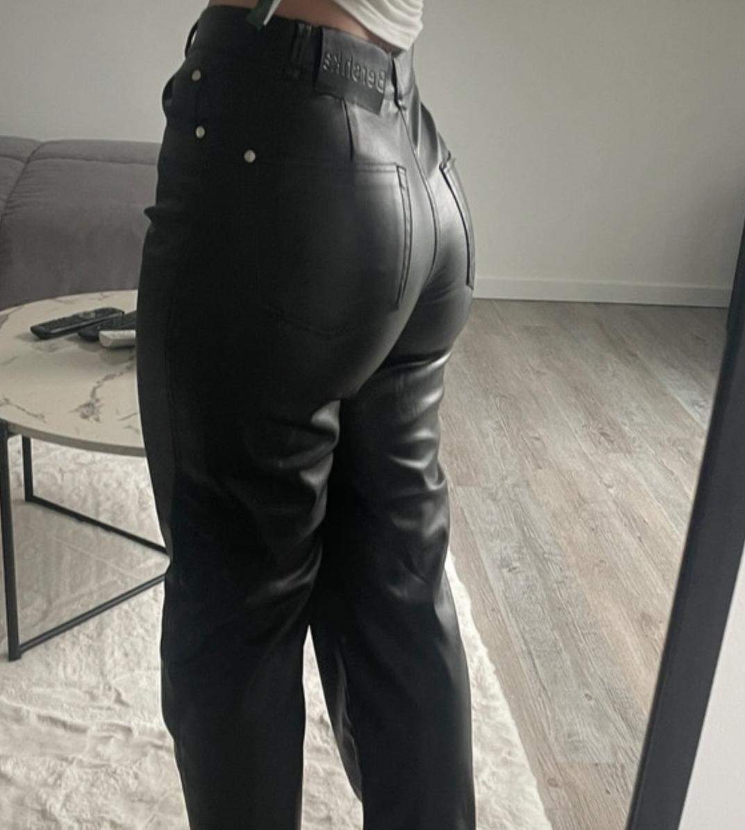 Frau Macht In Die Hose