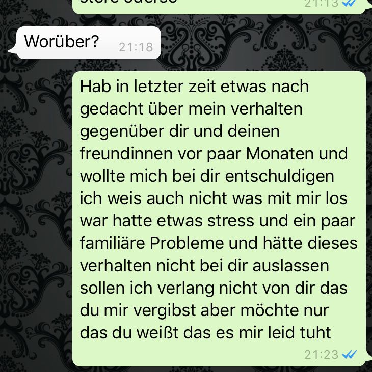 Mädchen liest Entschuldigung bei Whatsapp, antwortet jedoch seit 2