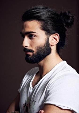 Manner Mit Bart Und Langen Haaren Zopf Haare Frisur