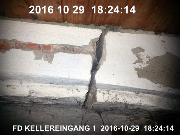 KELLEREINGANG STURZ - (risse, Wandrisse, MAUERWERKRISSE)