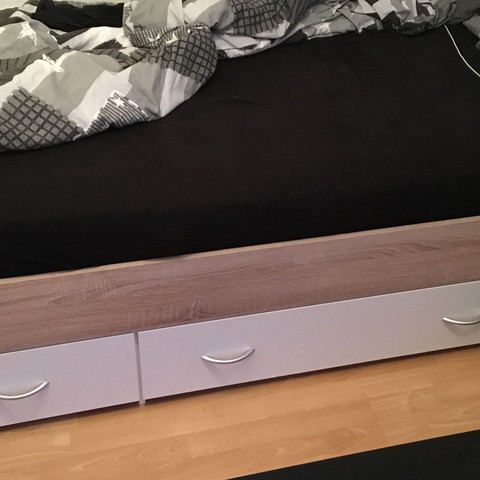 Das Bett von der Seite ! - (Bett, Holz, Kirschen)