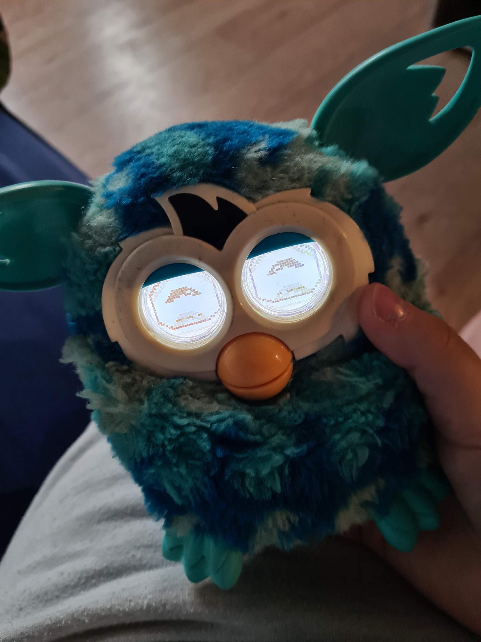Mein Furby Boom möchte die ganze Zeit schlafen. Was kann ich tun