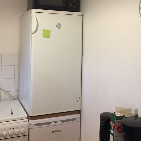 Mein Kühlschrank verliert am Boden Wassertropfen?