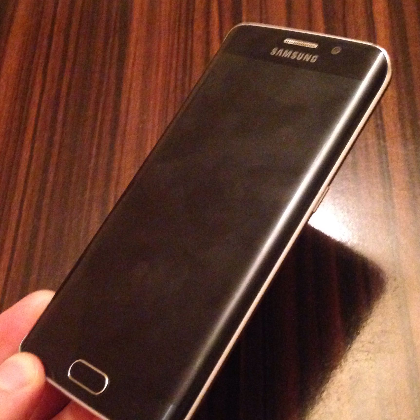 Mein Samsung S6 edge ist einfach so ausgeschaltet und es lädt sich