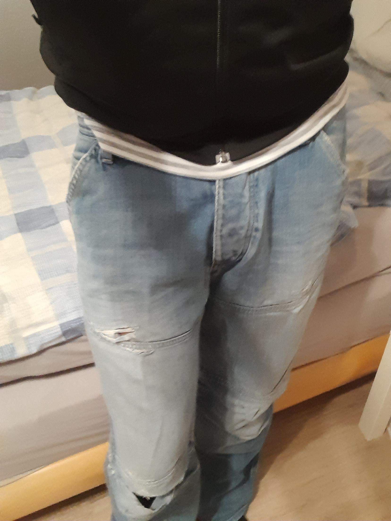 Meine Jeans Hose ist auch schon ziemlich kaputt aber meine Eltern meinen sind noch gut genug