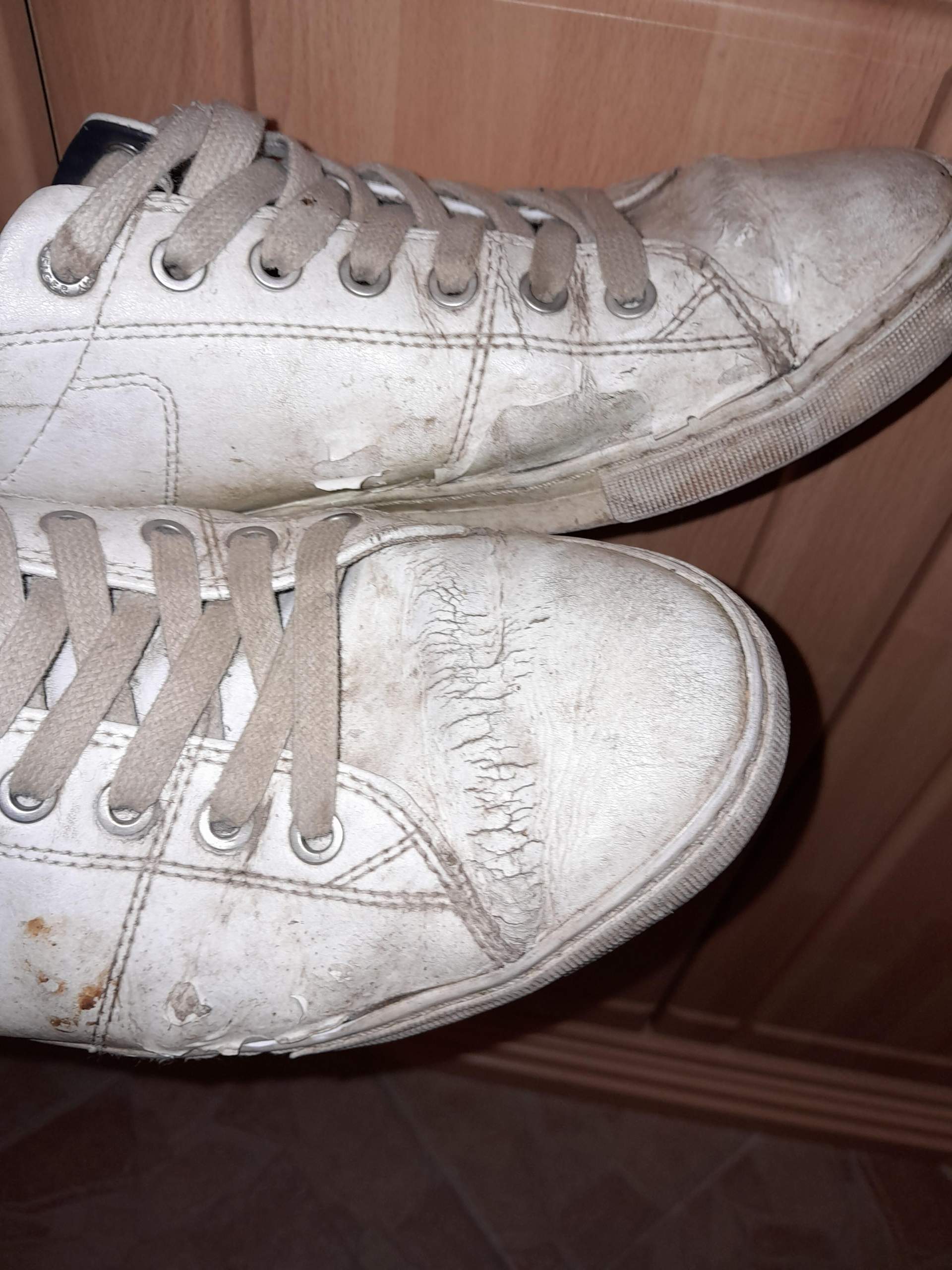 Meine Schuhe gehen schon ziemlich kaputt aber meine Eltern meinen sind