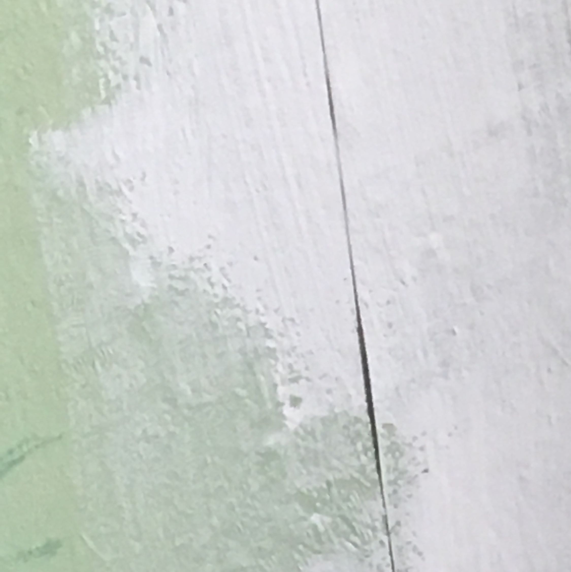 meint ihr es klappt diese hellgrune tapete komplett weiss zu streichen ohne dass man sie durchsieht farbe experten