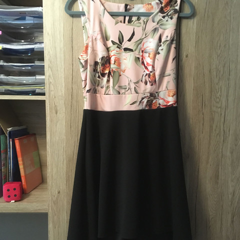 Kleid mit Blümchen , Rosa und schwarz - (Kleid, Wetter)