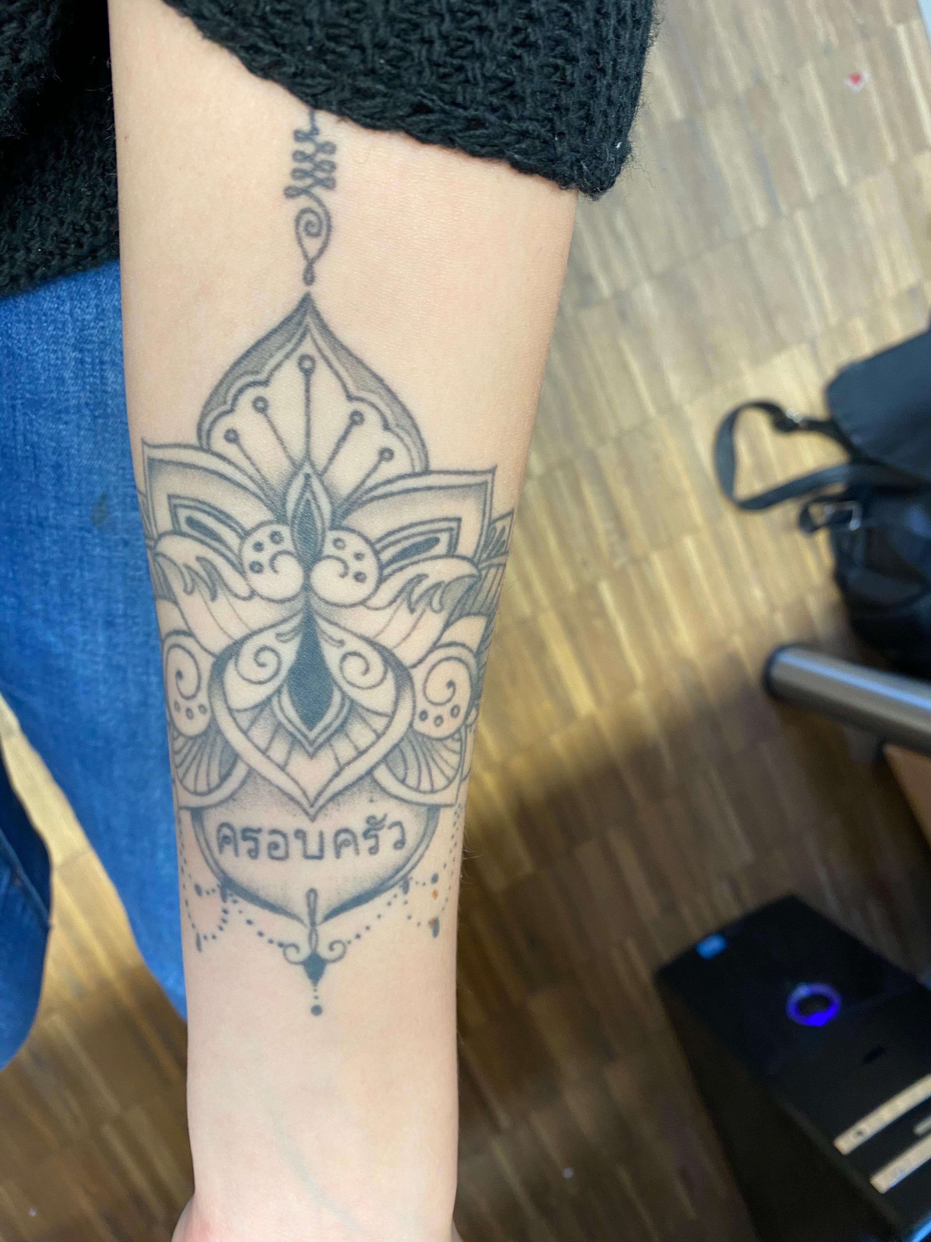 Meinung zu Folie auf frisch gestochenes Tattoo? (Tattoopflege