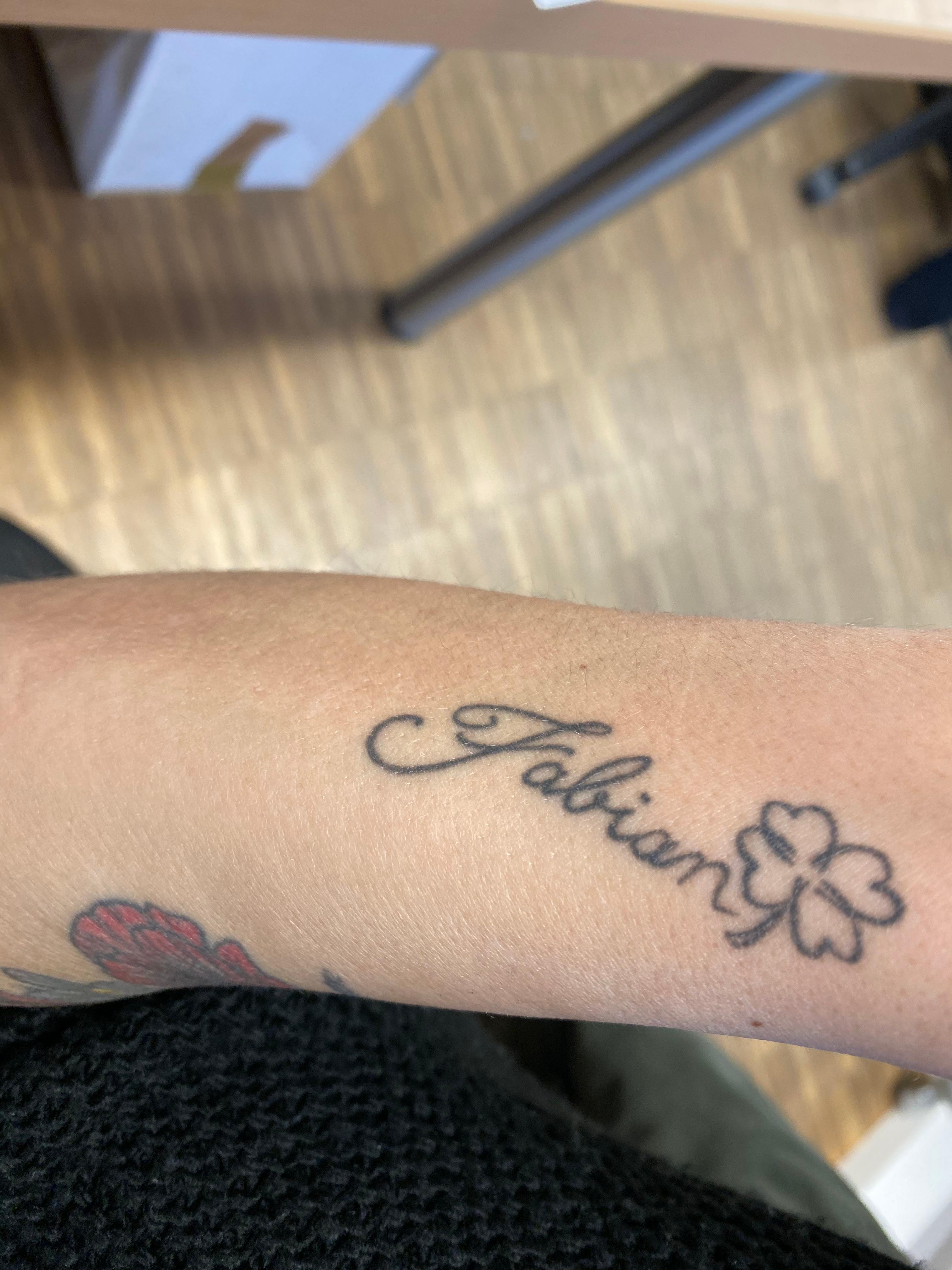 Meinung zu Folie auf frisch gestochenes Tattoo? (Tattoopflege