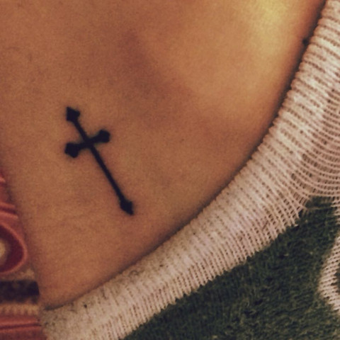 Kreuz mann kleines tattoo Kreuz Tattoo