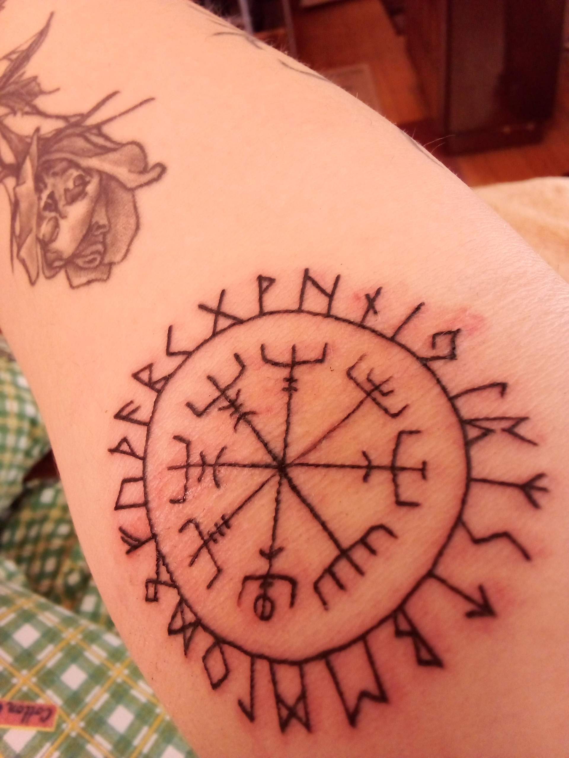 Vegvisir Tattoo Schulter