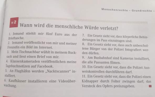 Freiheitsstatue mit gesenktem Kopf und sehr traurigem Gesichtsausdruck