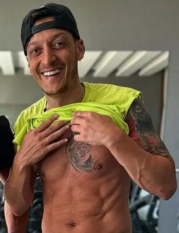 Mesut Özil mit rechtsextremen Tattoo?
