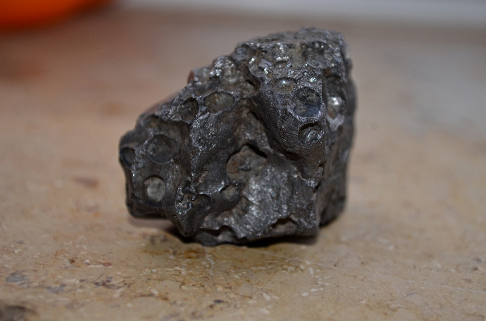 Meteorit in Ukraine gefunden echt? (Metall, Weltall, Analyse)