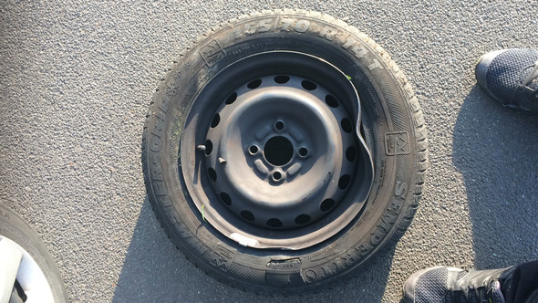 Kaputter Reifen - (Auto, Werkstatt, Schaden)