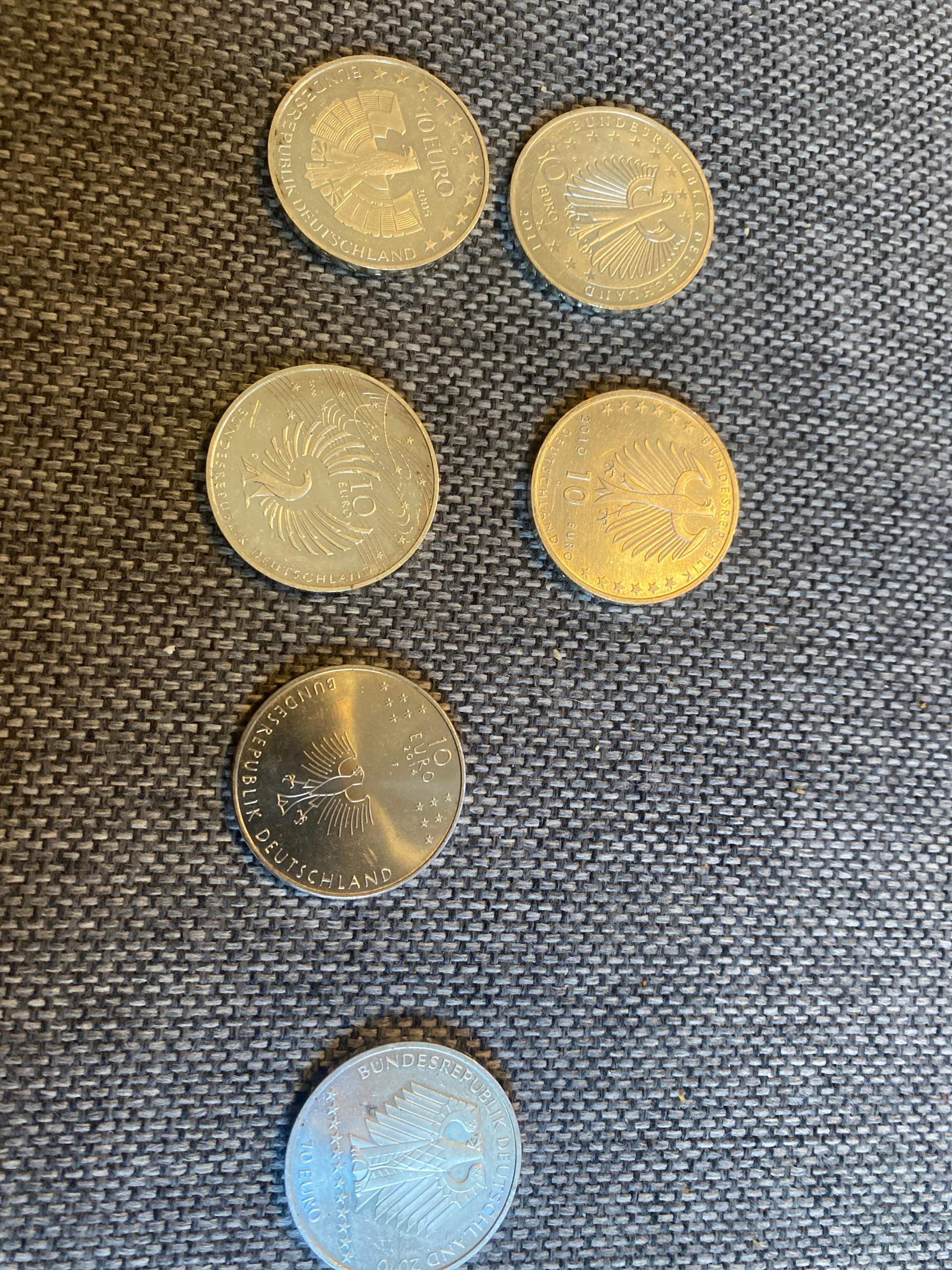 Mit den Münzen bezahlen? (Geld, Wert, Euro)