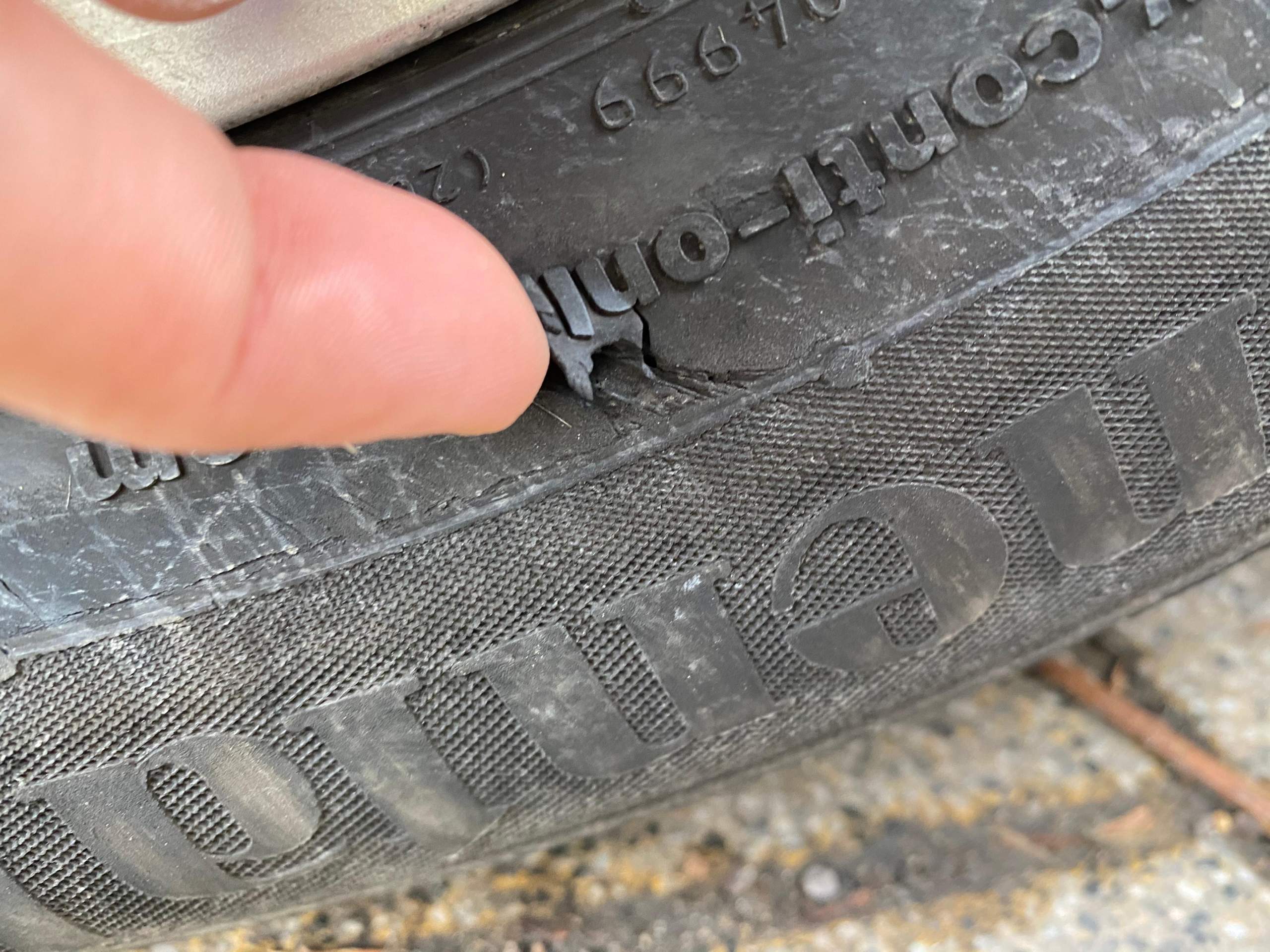 Was Passiert Wenn Man Falsche Reifen Drauf Hat Mit Reifen an Bordstein gekommen ist das schlimm (Bild)? (Auto, Auto
