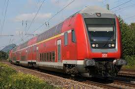 Regionalzug fährt in den Bahnhof ein