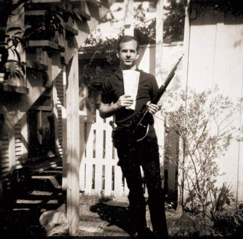 Mit welcher Kamera wurde das Foto von Lee Harvey Oswald mit Gewehr aufgenommen?
