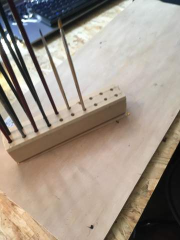 Mit welcher Säge kann man kleine 1 cm^3 große Würfel aus diesem Holzklotz sägen?