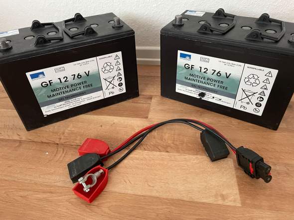 Mit zwei 12V 76Ah Batterien eine Steckdose betreiben(z.B. Handy laden)?