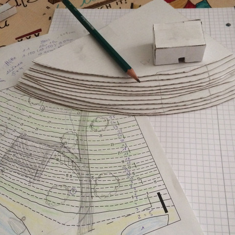 Links der Höhenplan, dann die 10 Schichten und eine Provisorische Hütte(4,2x3x2) - (Studium, Universität, Kunst)
