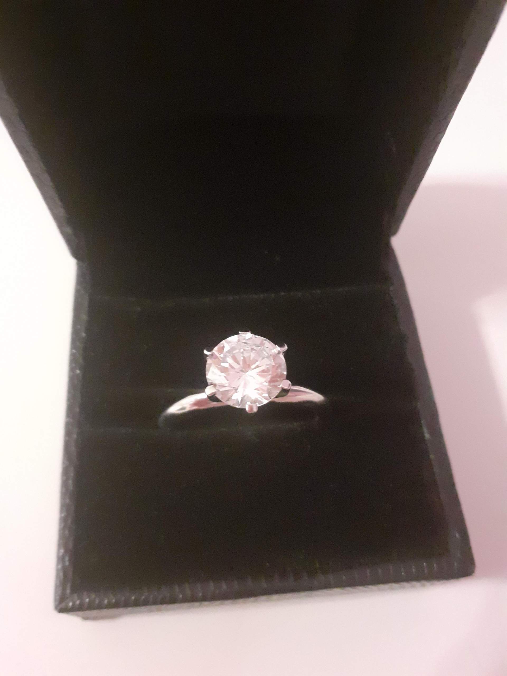 Moissanite ring aus Ebay, was ist ein Moissanite? Spiele und Gaming, Schmuck)