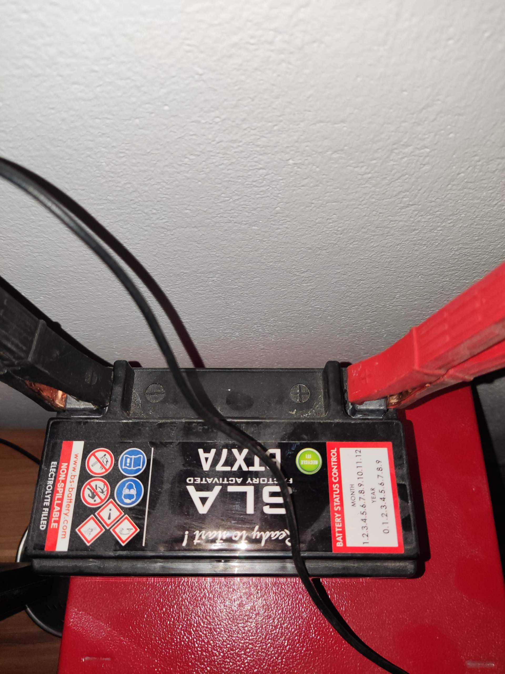 Moped batterie richtig angeschlossen?