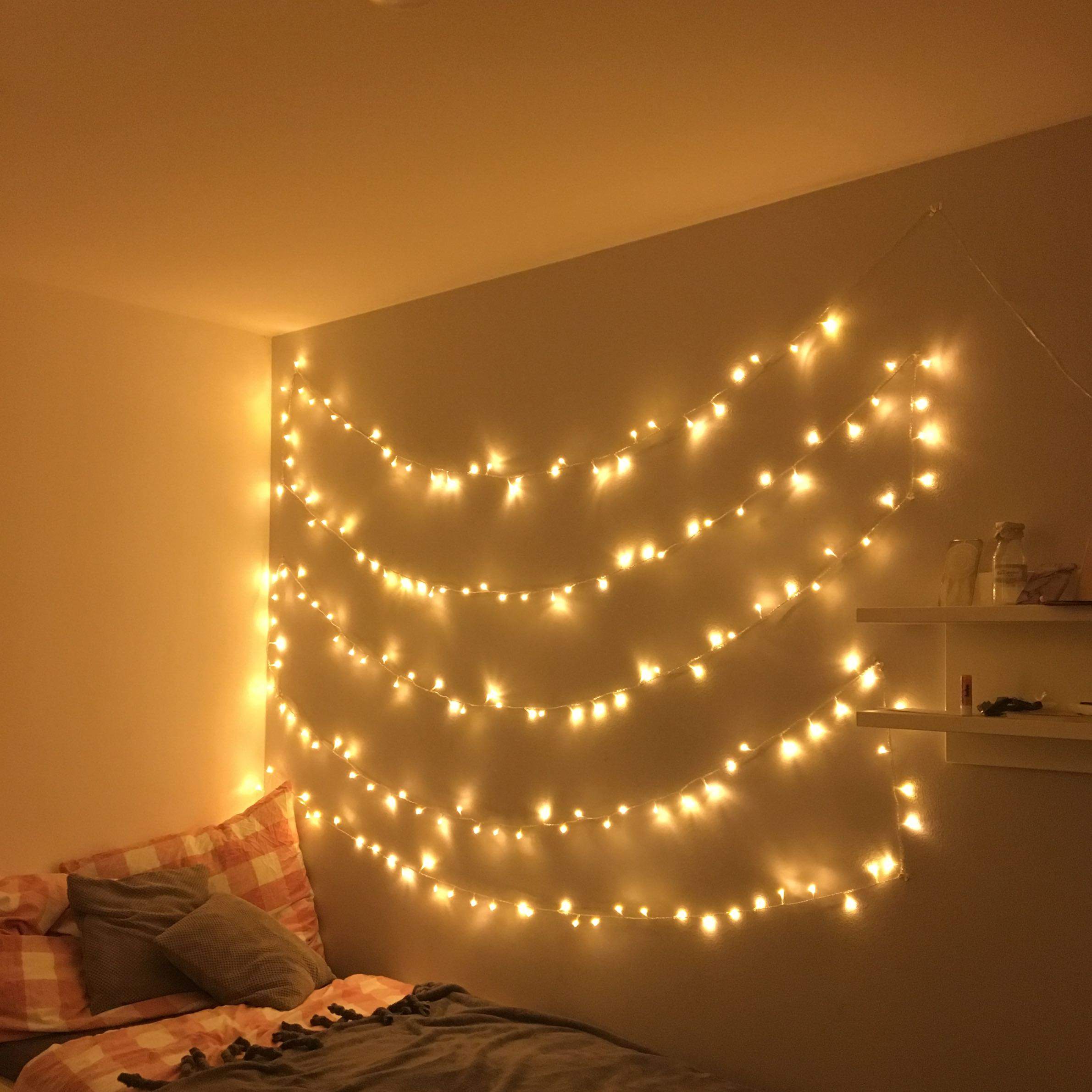 Morgen wird die ganze weihnachtsbeschmückung abgemacht , und ich habe im zimmer eine ganze Wand voller Lichterkette beschmückt . Wodurch kann ich es ersetzen? (Dekoration)
