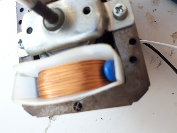 Motor aus einer Dunstabzugshaube anschließen? (Technik, Technologie, Strom)