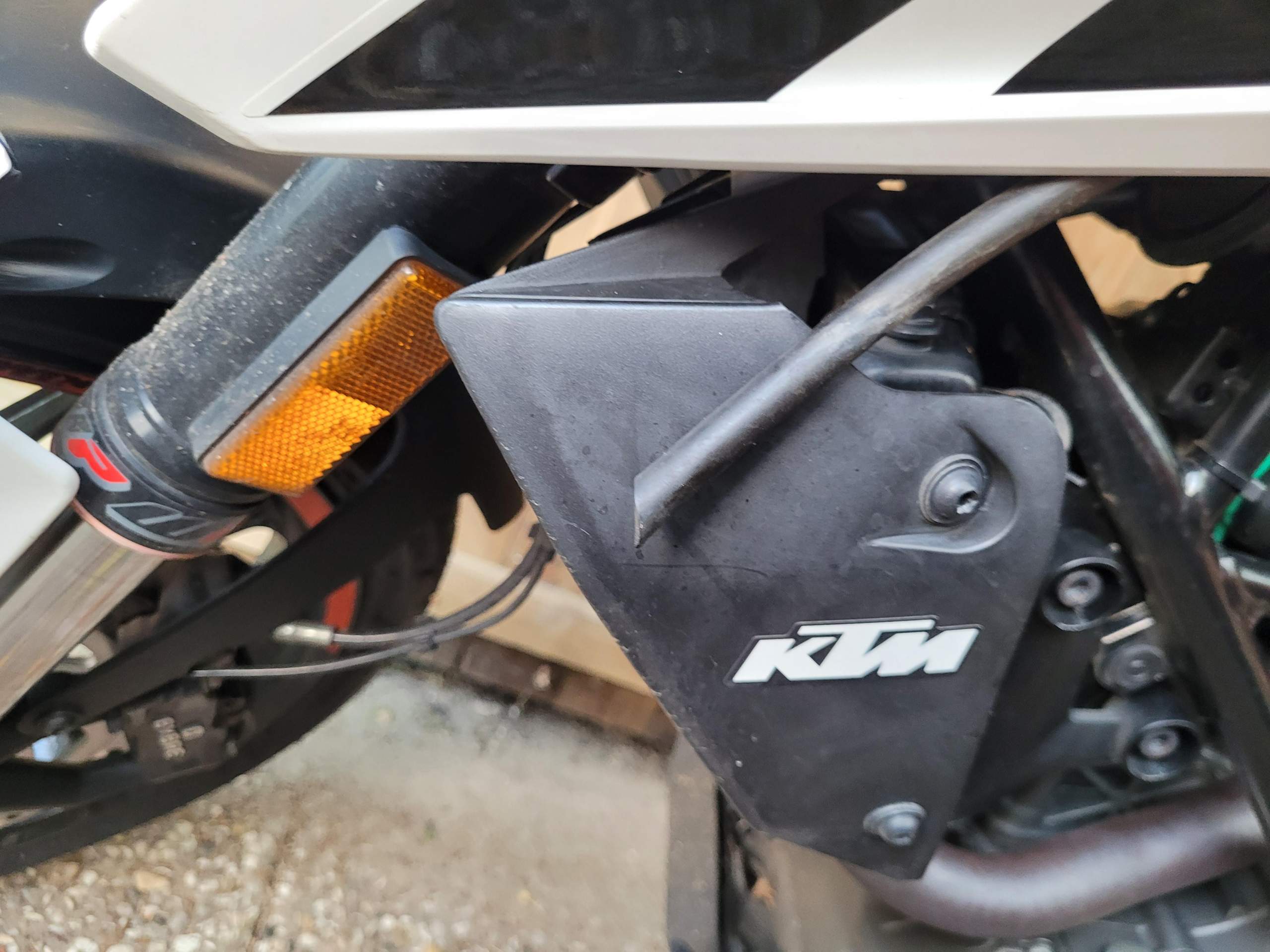 Motorrad schlauch hängt raus? (KTM, KTM Duke 125)