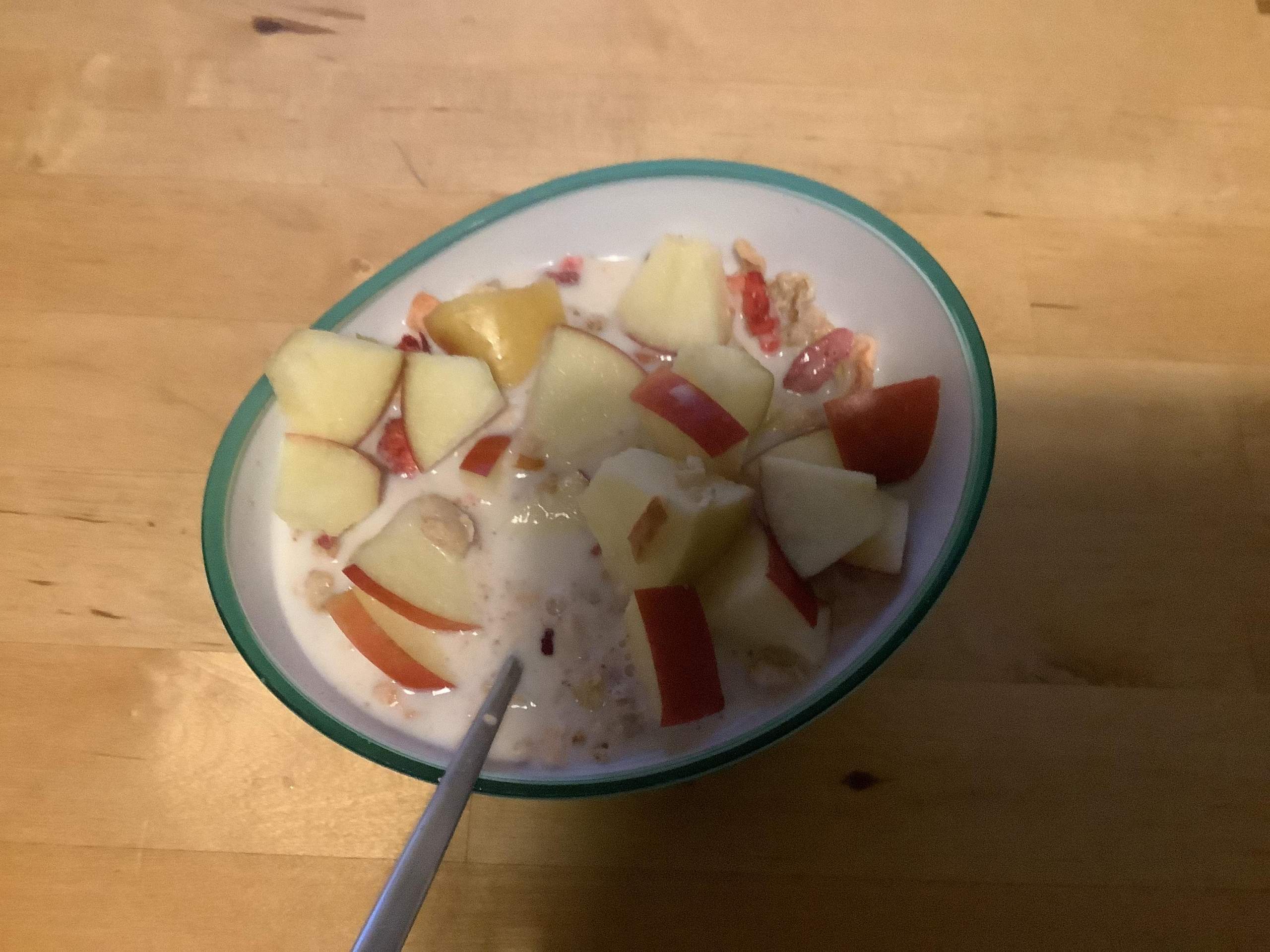 Müsli mit Äpfeln? (gesunde Ernährung, Obst, Milch)