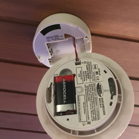 mussen in den rauchmelder noch 3 weitere batterien um den rauch melden zu konnen oder reicht die blockbatterie rauchen batterie piepen