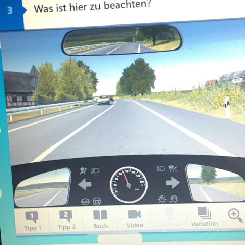 Müssen langsame Fahrzeuge auf den steitenstreifen fahren? (Auto