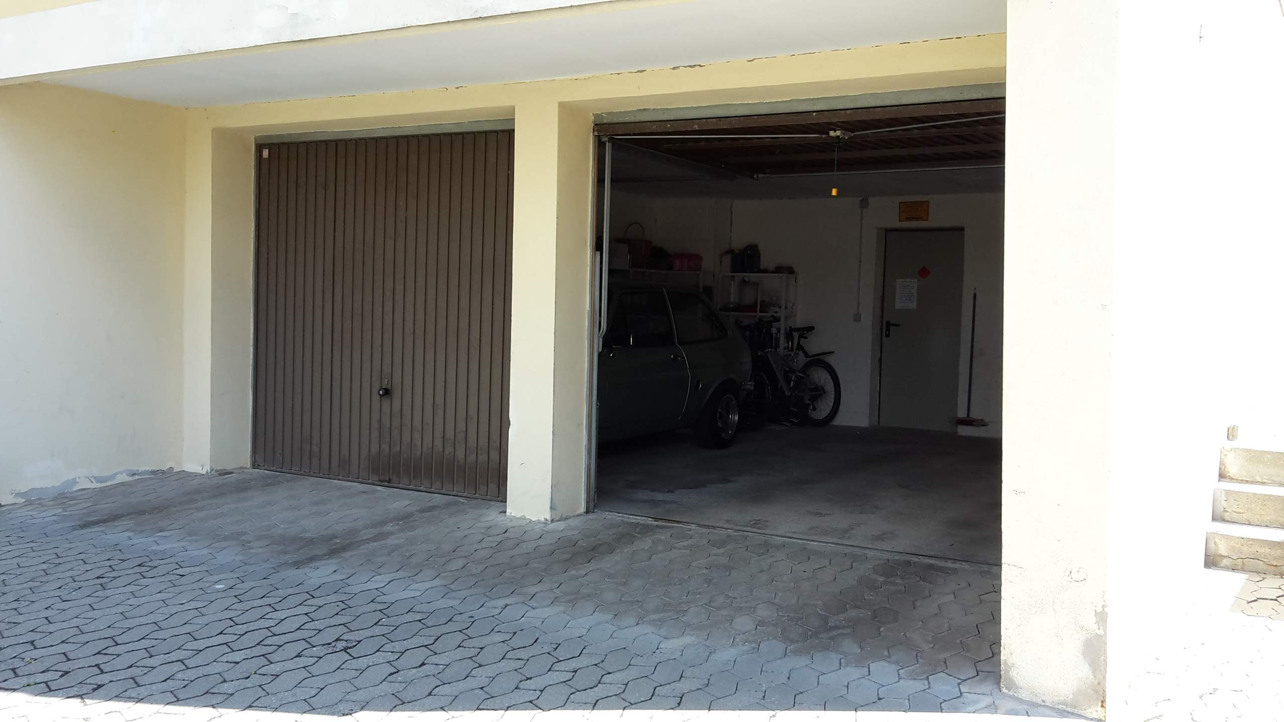 Garage an Garage mit Nachbar, Dach ohne Trennung. Wie soll Neu gedeckt  werden wenn der Nachbar nicht mitmacht? (Nachbarschaftsrecht)
