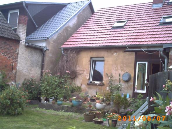 rechts unser "Haus", links in Dachfensterhöhe der Schornstein vom Nachbarn - (Beruf, Schornsteinfeger, Rauchbelästigung)