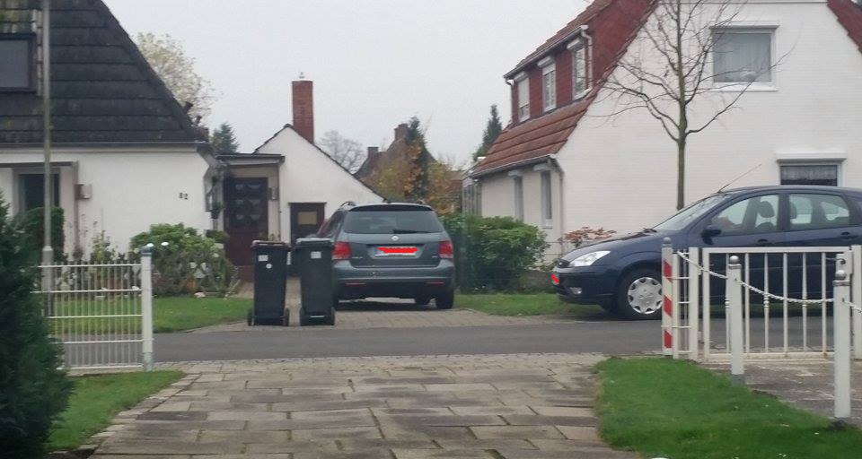 Nachbarn verwehren mir grundstückseinfahrt durch zuparken ihrer zufahrt. (Recht, Auto, Amt)
