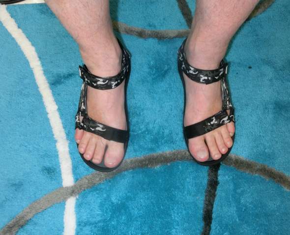 nackte füße in Sandalen?