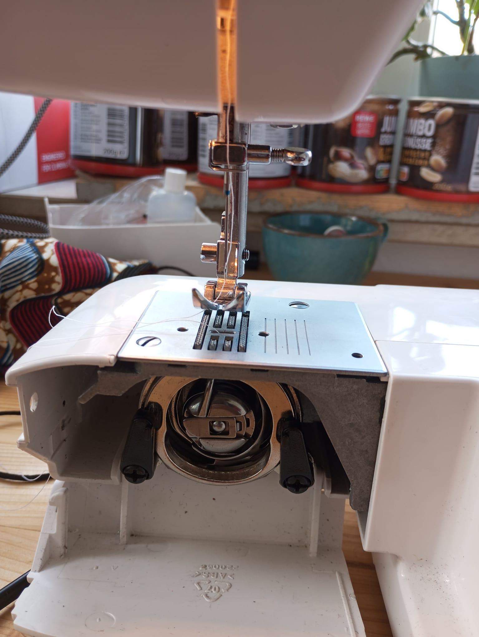 Nähmaschine kaputt: warum bleibt der Oberfaden unten bei der Spule ...