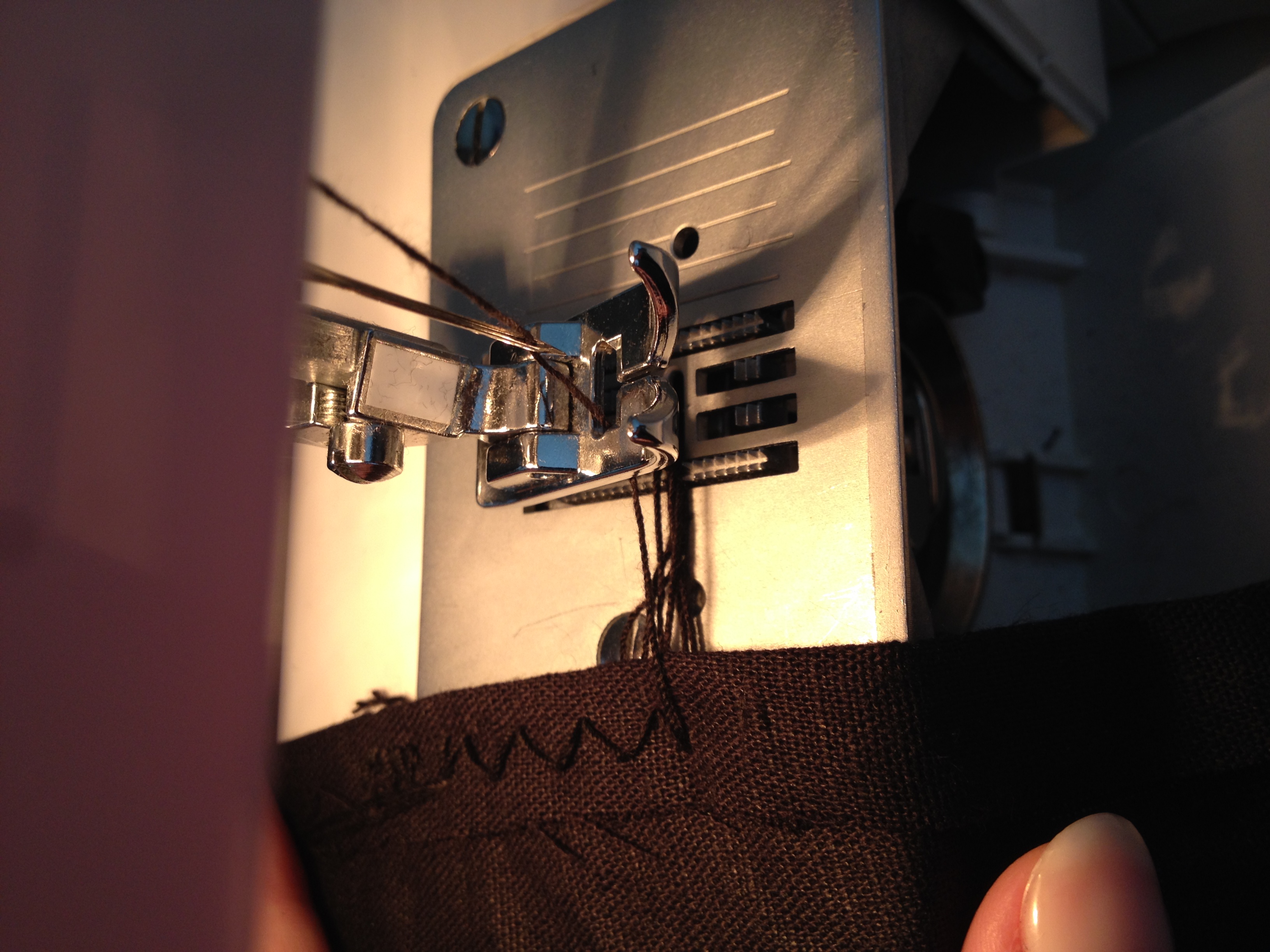Nähmaschine frisst Oberfaden beim Nähen, Singer Symphonie. (garn)