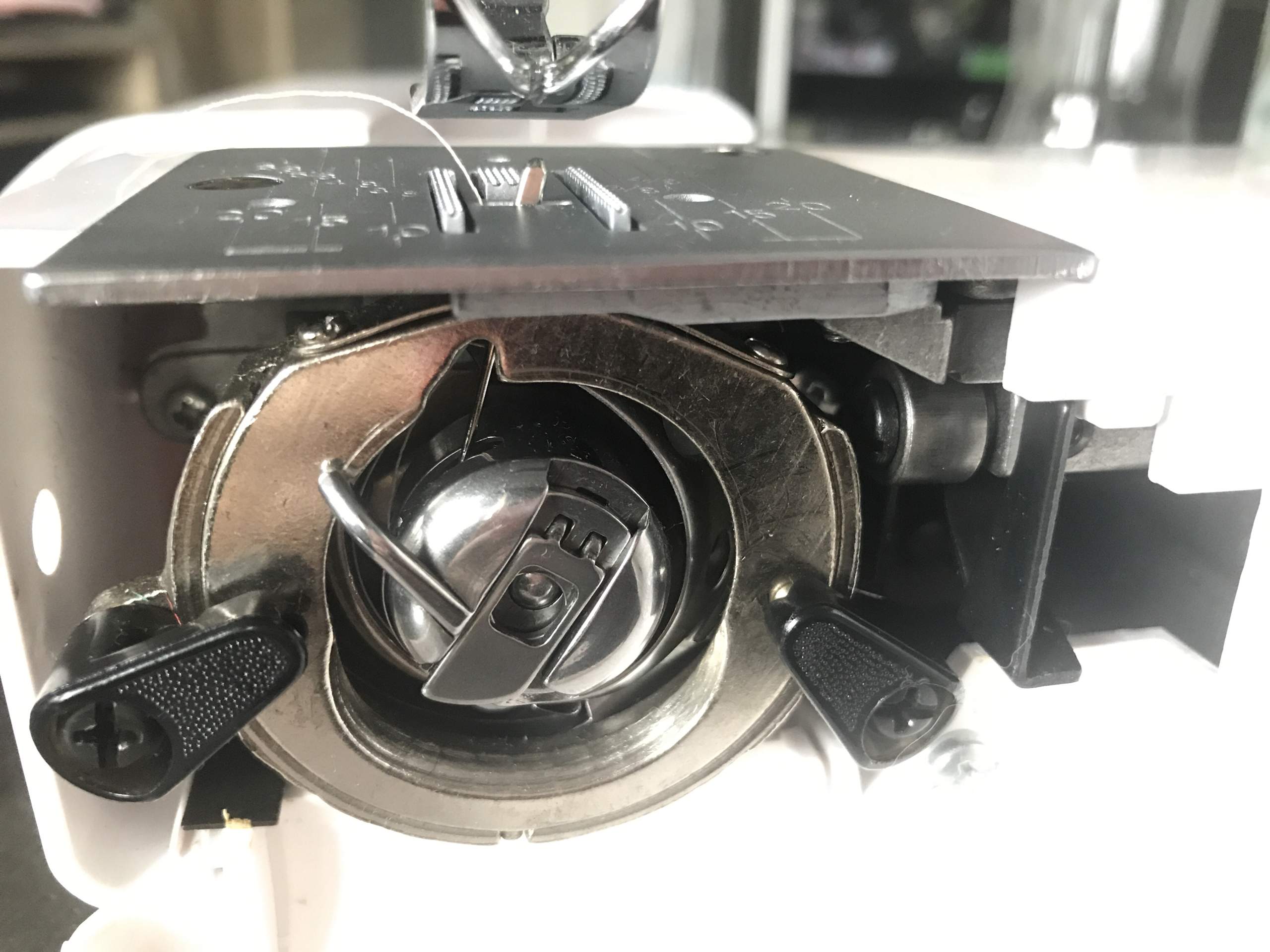 Nähmaschinen Nadel beim wechseln in Spule gerutscht. Wie bekomme ich die raus? (nähen, Nähmaschine)