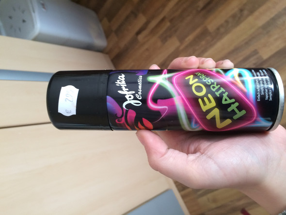 neon pinkes haarspray auf blonde haare