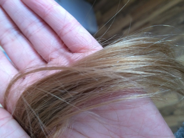 neon pinkes haarspray auf blonde haare