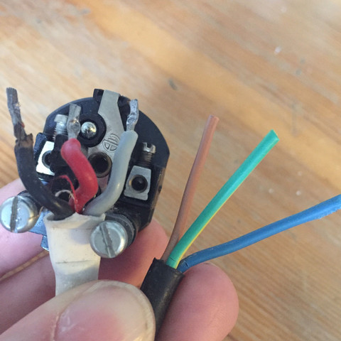 Netzstecker kabelfarben alt und neu  - (Kabel, Kontakt, Elektroinstallation)