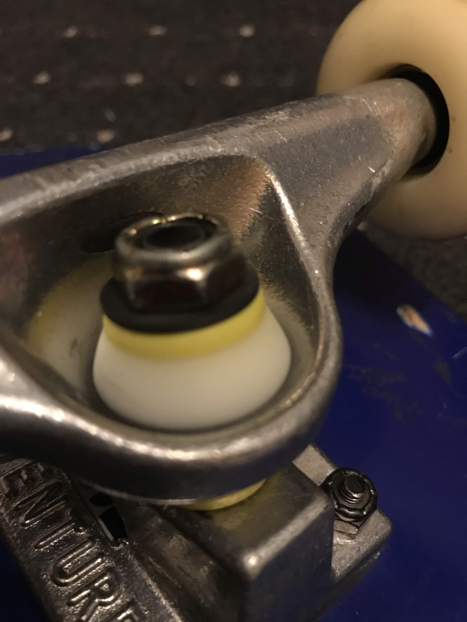 Neue Bushings machen Knackgeräusche? (Skateboard, skaten, skateboarden)