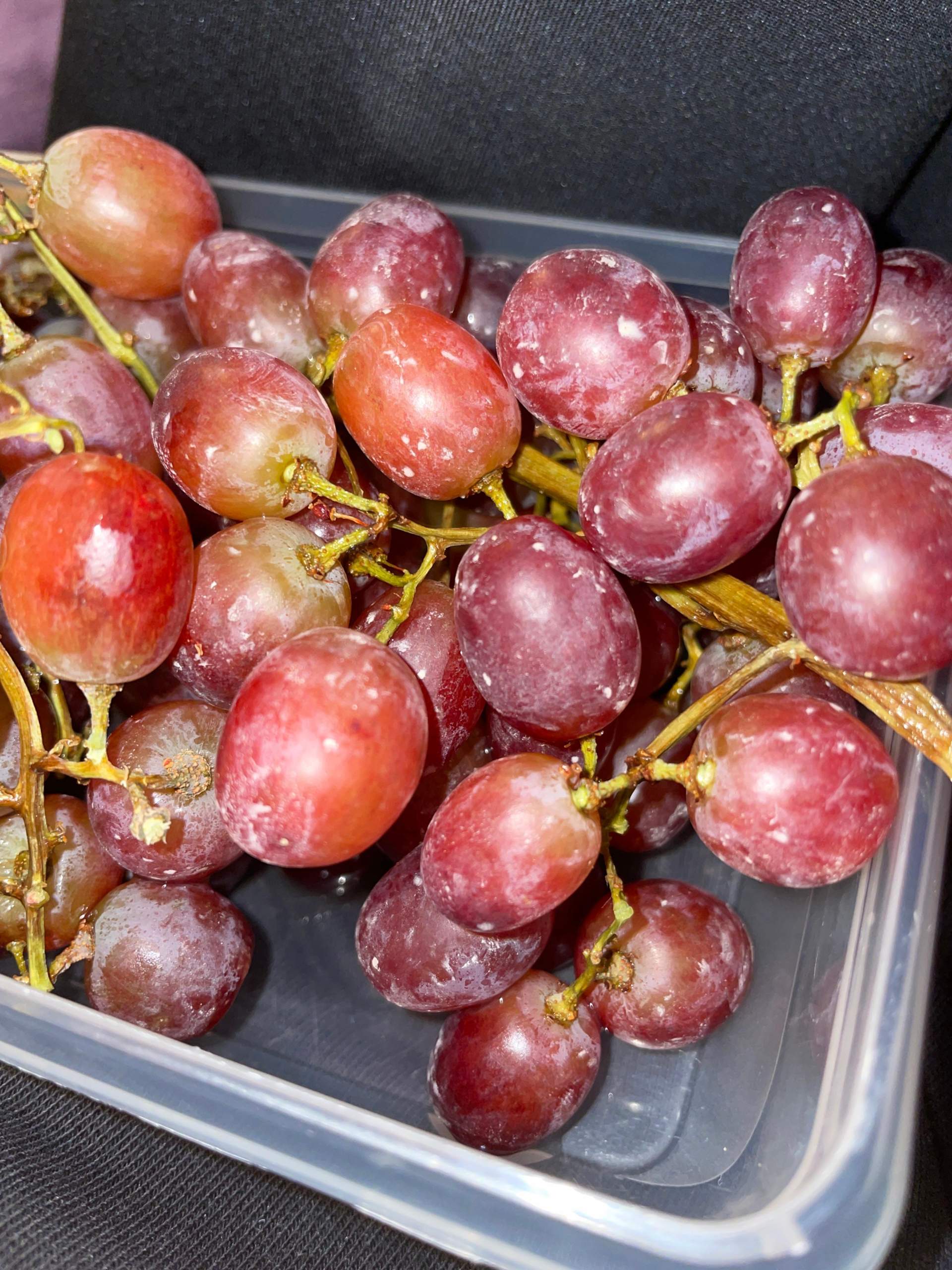 Neue rote Trauben haben weiße Punkte? (Essen, Obst)
